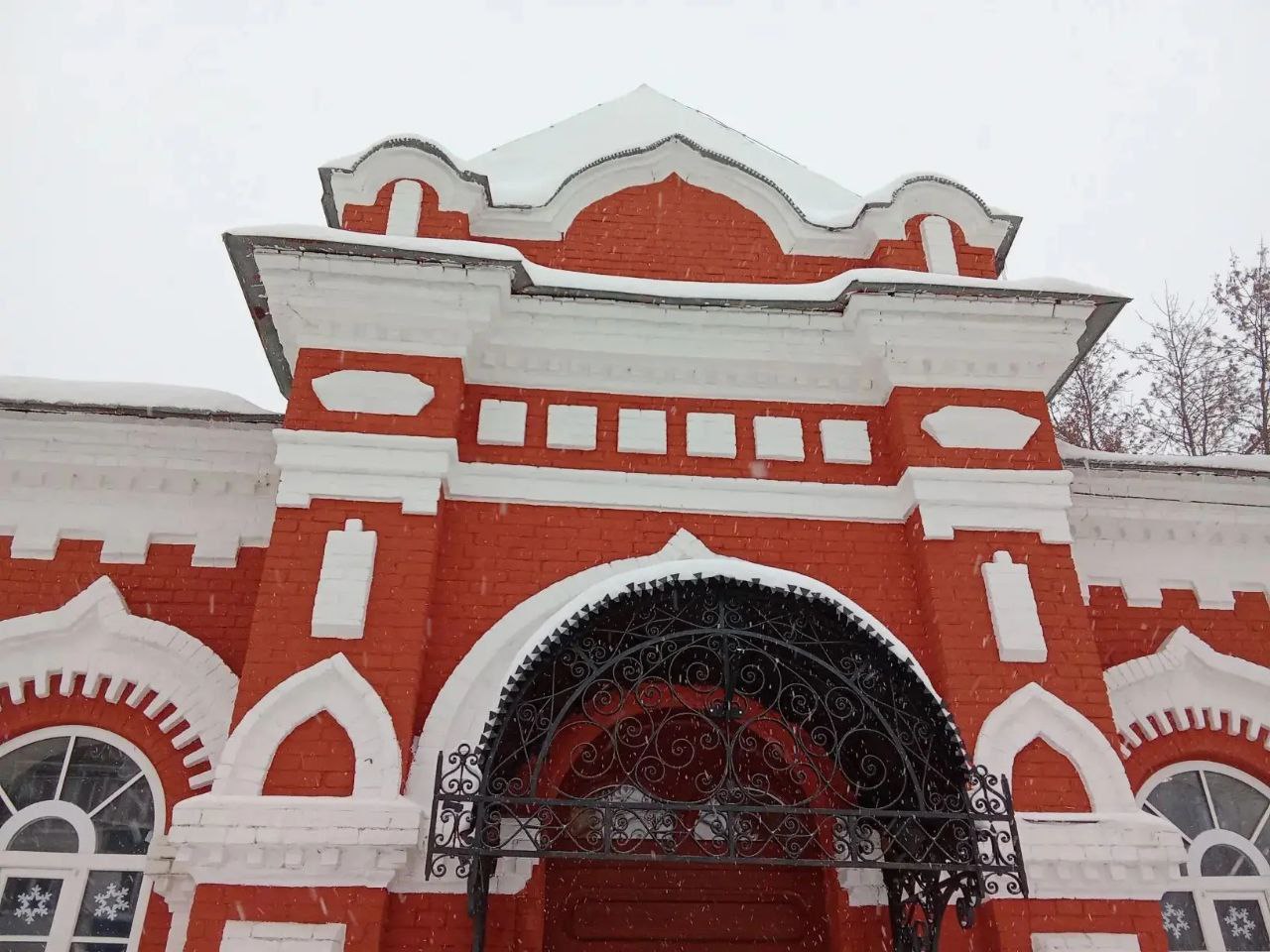 В Петровске подрядчик требует деньги за неотремонтированный водосток у картинной галереи